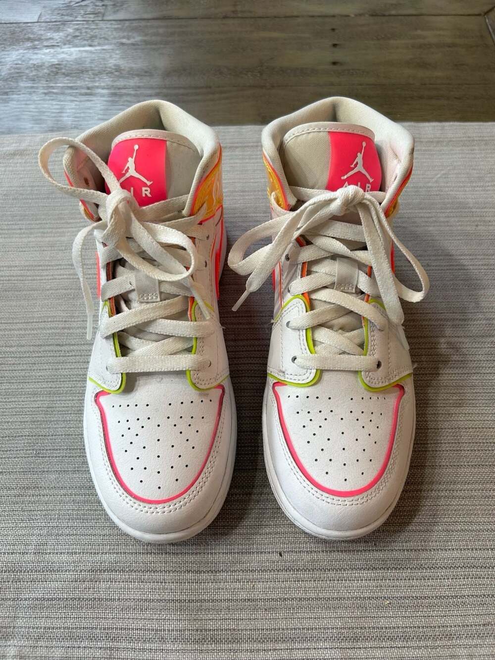 Air Jordan 1 Mid SE GS 'Edge Glow' White Hyper Crimson Pink Blast CV4611-100
